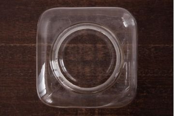 レトロ雑貨　アルミ蓋付き　昭和レトロのエンボス入りガラスビン(ガラス瓶、角瓶)(R-036734)