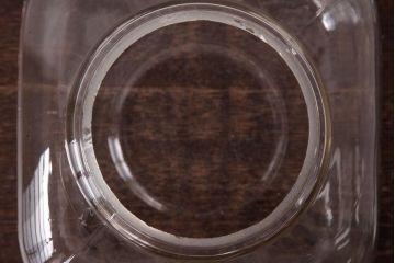 レトロ雑貨　アルミ蓋付き　昭和レトロのエンボス入りガラスビン(ガラス瓶、角瓶)(R-036734)