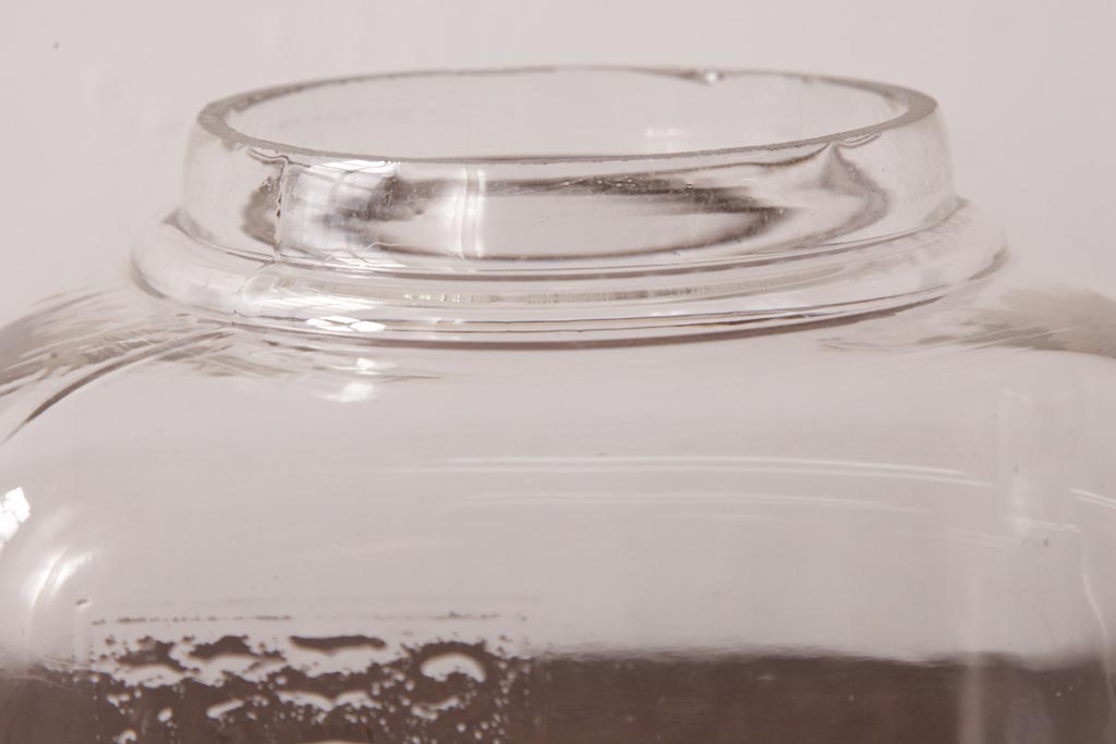 レトロ雑貨　アルミ蓋付き　昭和レトロのエンボス入りガラスビン(ガラス瓶、角瓶)(R-036734)