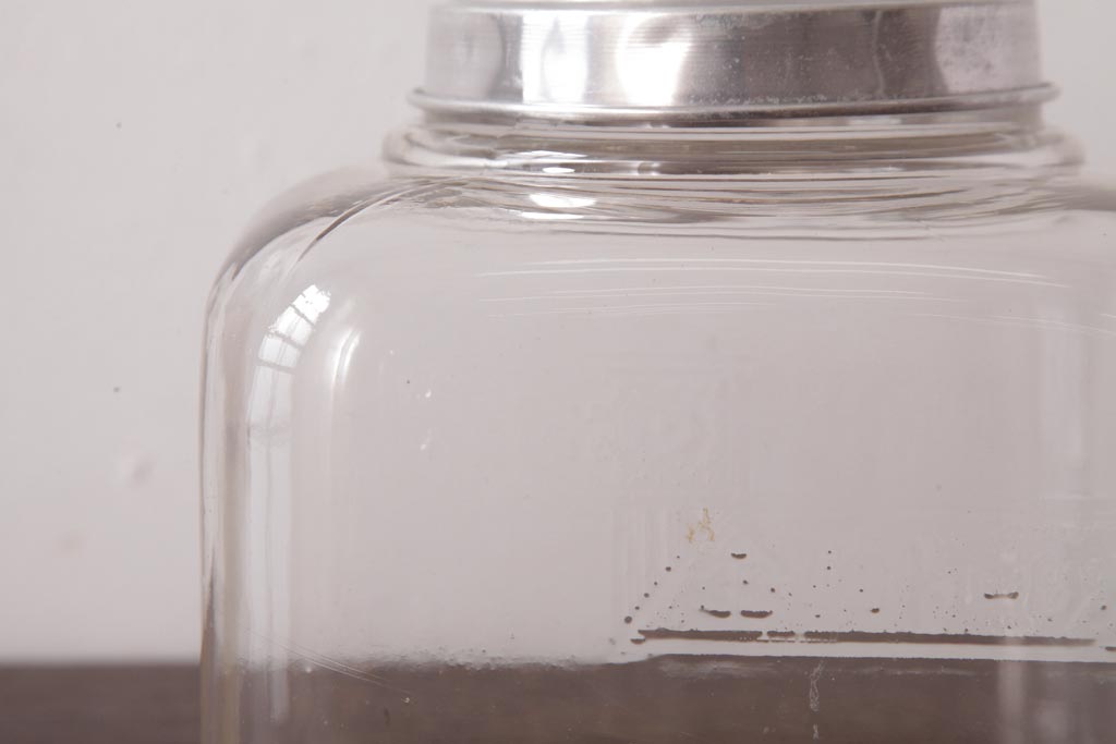 レトロ雑貨　アルミ蓋付き　昭和レトロのエンボス入りガラスビン(ガラス瓶、角瓶)(R-036734)