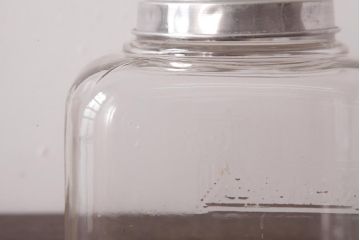 レトロ雑貨　アルミ蓋付き　昭和レトロのエンボス入りガラスビン(ガラス瓶、角瓶)(R-036734)