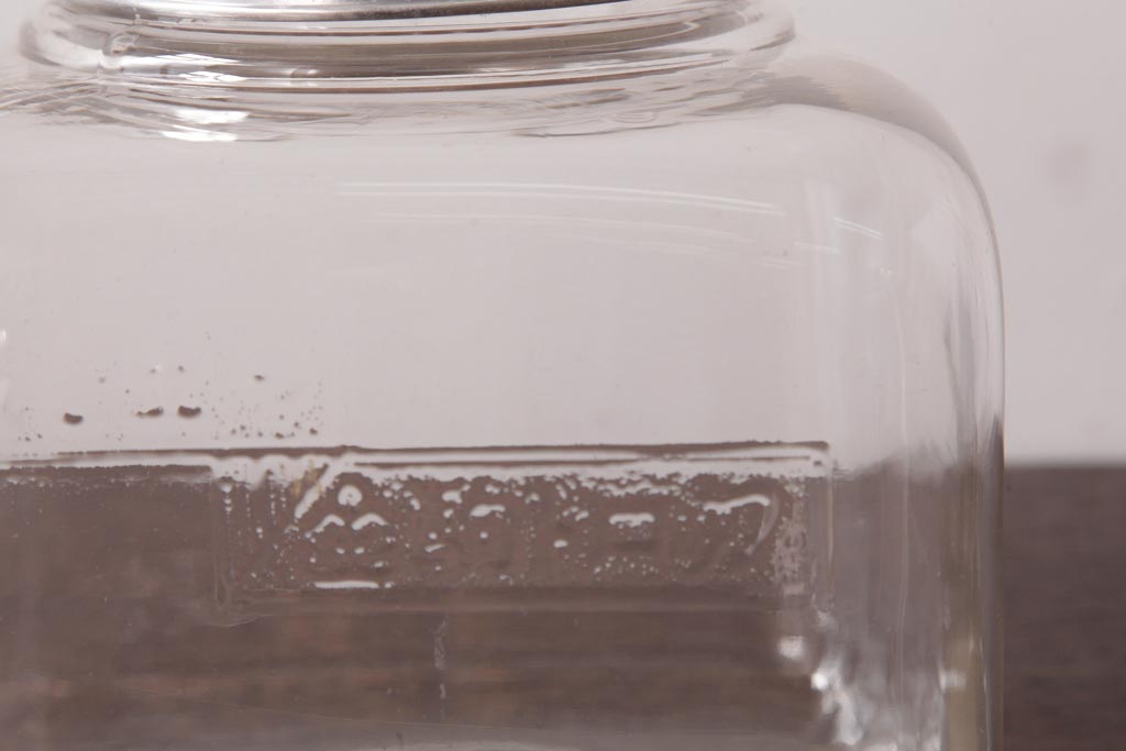 レトロ雑貨　アルミ蓋付き　昭和レトロのエンボス入りガラスビン(ガラス瓶、角瓶)(R-036734)