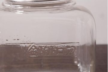 レトロ雑貨　アルミ蓋付き　昭和レトロのエンボス入りガラスビン(ガラス瓶、角瓶)(R-036734)