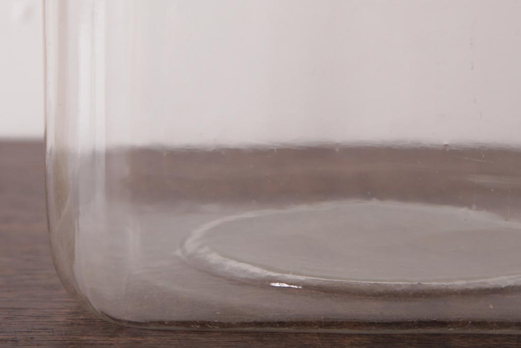 レトロ雑貨　アルミ蓋付き　昭和レトロのエンボス入りガラスビン(ガラス瓶、角瓶)(R-036734)