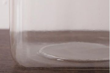 レトロ雑貨　アルミ蓋付き　昭和レトロのエンボス入りガラスビン(ガラス瓶、角瓶)(R-036734)