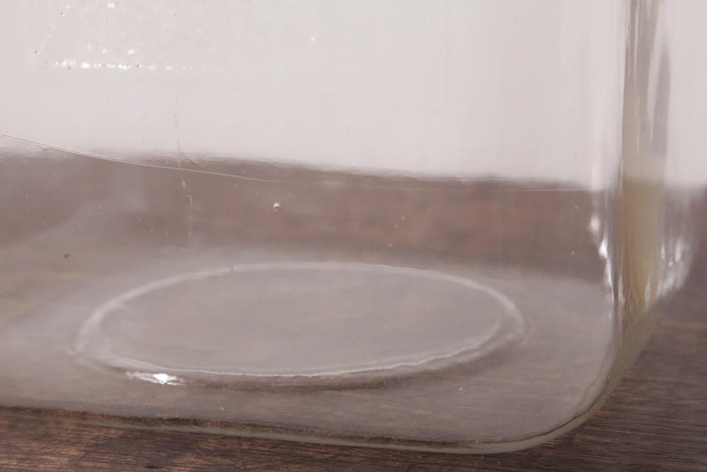 レトロ雑貨　アルミ蓋付き　昭和レトロのエンボス入りガラスビン(ガラス瓶、角瓶)(R-036734)