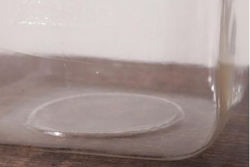 レトロ雑貨　アルミ蓋付き　昭和レトロのエンボス入りガラスビン(ガラス瓶、角瓶)(R-036734)