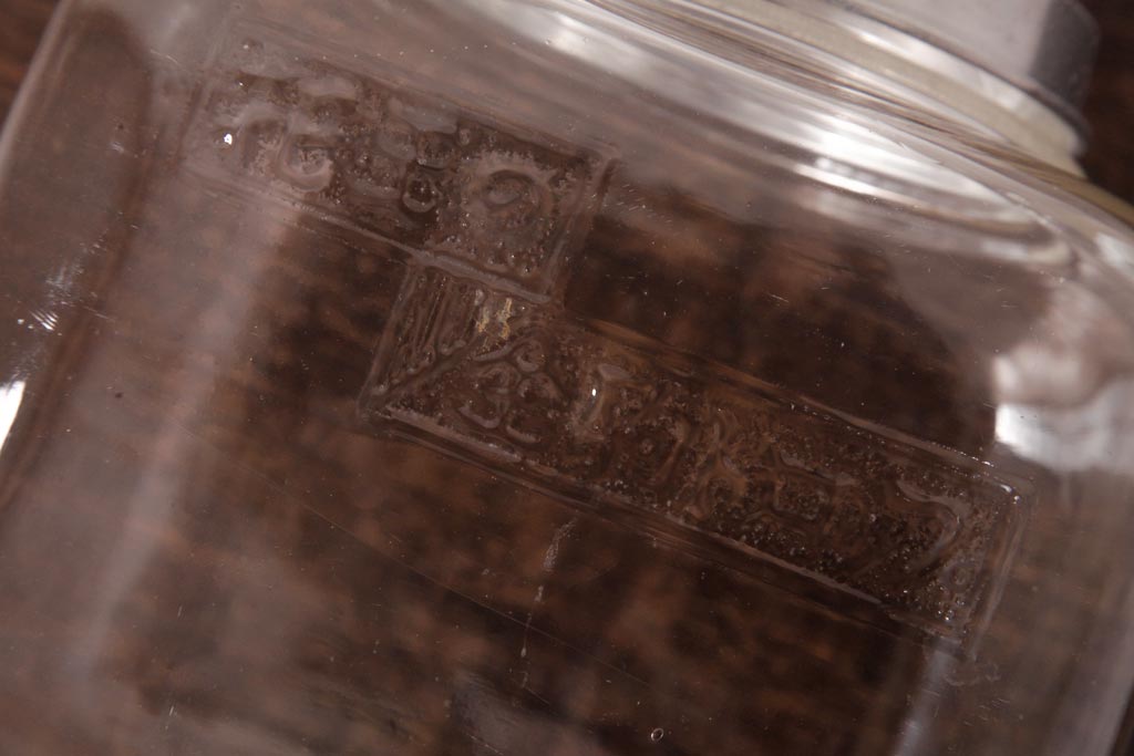 レトロ雑貨　アルミ蓋付き　昭和レトロのエンボス入りガラスビン(ガラス瓶、角瓶)(R-036734)