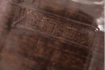 レトロ雑貨　アルミ蓋付き　昭和レトロのエンボス入りガラスビン(ガラス瓶、角瓶)(R-036734)