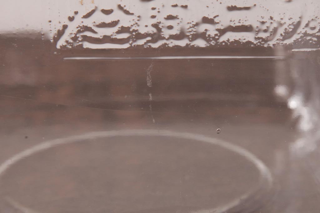 レトロ雑貨　アルミ蓋付き　昭和レトロのエンボス入りガラスビン(ガラス瓶、角瓶)(R-036734)