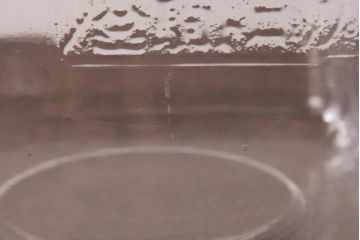 レトロ雑貨　アルミ蓋付き　昭和レトロのエンボス入りガラスビン(ガラス瓶、角瓶)(R-036734)