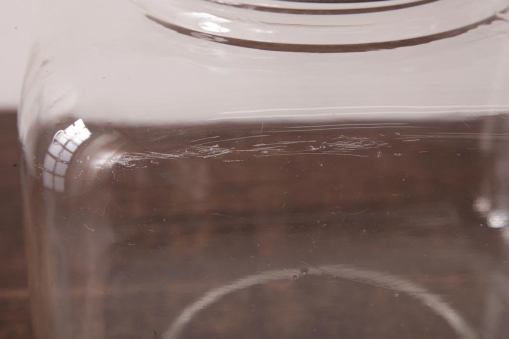 レトロ雑貨　アルミ蓋付き　昭和レトロのエンボス入りガラスビン(ガラス瓶、角瓶)(R-036734)