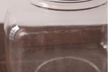 レトロ雑貨　アルミ蓋付き　昭和レトロのエンボス入りガラスビン(ガラス瓶、角瓶)(R-036734)