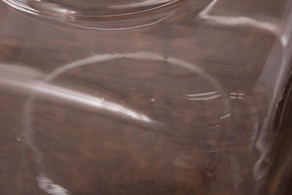 レトロ雑貨　アルミ蓋付き　昭和レトロのエンボス入りガラスビン(ガラス瓶、角瓶)(R-036734)