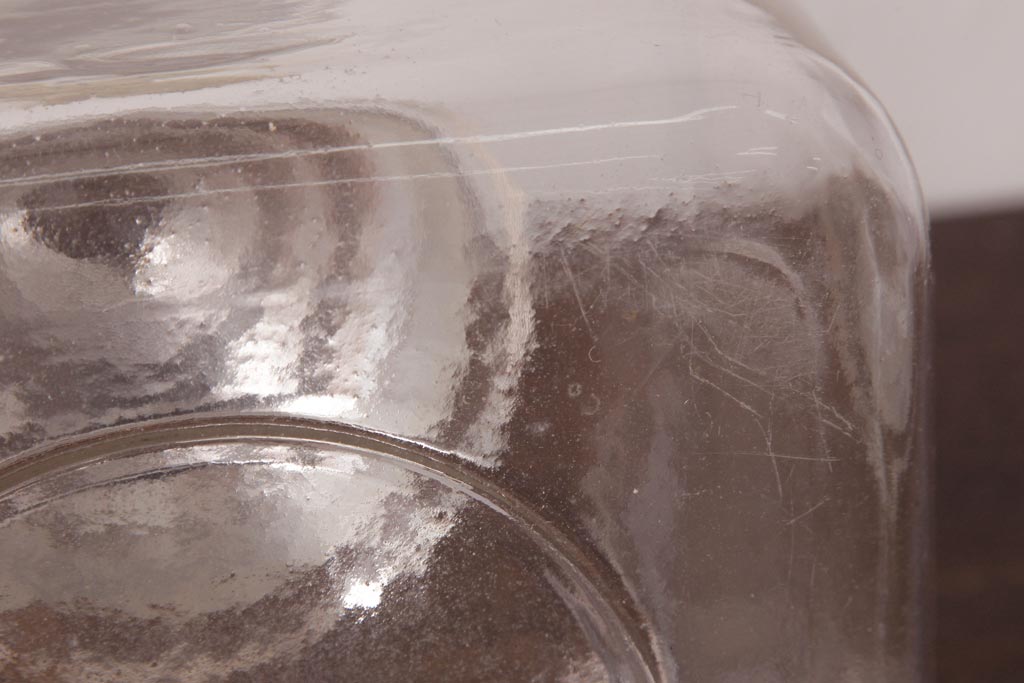 レトロ雑貨　アルミ蓋付き　昭和レトロのエンボス入りガラスビン(ガラス瓶、角瓶)(R-036734)