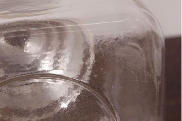 レトロ雑貨　アルミ蓋付き　昭和レトロのエンボス入りガラスビン(ガラス瓶、角瓶)(R-036734)