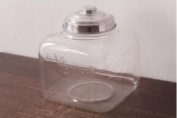 レトロ雑貨　アルミ蓋付き　昭和レトロのエンボス入りガラスビン(ガラス瓶、角瓶)(R-036734)