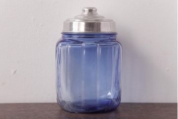レトロ雑貨　ブルーが爽やかな昭和レトロの小振りなガラスビン(ガラス瓶、角瓶)(R-036735)