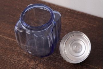 レトロ雑貨　ブルーが爽やかな昭和レトロの小振りなガラスビン(ガラス瓶、角瓶)(R-036735)