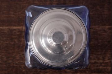 レトロ雑貨　ブルーが爽やかな昭和レトロの小振りなガラスビン(ガラス瓶、角瓶)(R-036735)