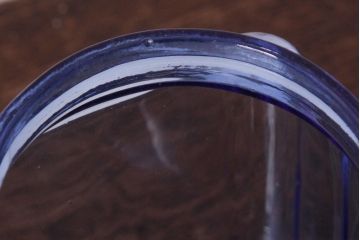 レトロ雑貨　ブルーが爽やかな昭和レトロの小振りなガラスビン(ガラス瓶、角瓶)(R-036735)