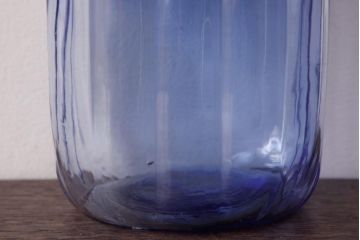 レトロ雑貨　ブルーが爽やかな昭和レトロの小振りなガラスビン(ガラス瓶、角瓶)(R-036735)