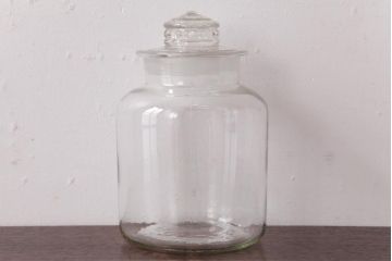 レトロ雑貨　昭和レトロ　蓋のエンボスが印象的な蓋付きガラスビン(ガラス瓶、硝子瓶)(R-036736)