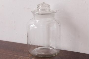 レトロ雑貨　昭和レトロ　蓋のエンボスが印象的な蓋付きガラスビン(ガラス瓶、硝子瓶)(R-036736)