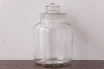 レトロ雑貨　昭和レトロ　蓋のエンボスが印象的な蓋付きガラスビン(ガラス瓶、硝子瓶)(R-036736)