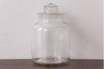 レトロ雑貨　昭和レトロ　蓋のエンボスが印象的な蓋付きガラスビン(ガラス瓶、硝子瓶)(R-036736)
