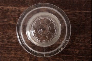 レトロ雑貨　昭和レトロ　蓋のエンボスが印象的な蓋付きガラスビン(ガラス瓶、硝子瓶)(R-036736)