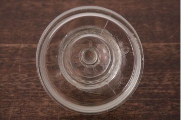 レトロ雑貨　昭和レトロ　蓋のエンボスが印象的な蓋付きガラスビン(ガラス瓶、硝子瓶)(R-036736)