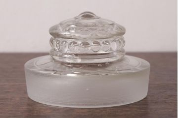 レトロ雑貨　昭和レトロ　蓋のエンボスが印象的な蓋付きガラスビン(ガラス瓶、硝子瓶)(R-036736)