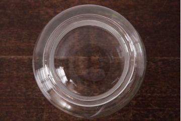 レトロ雑貨　昭和レトロ　蓋のエンボスが印象的な蓋付きガラスビン(ガラス瓶、硝子瓶)(R-036736)