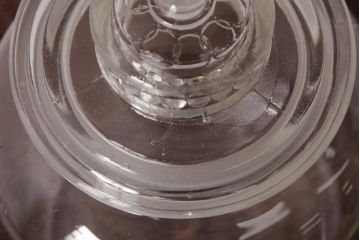 レトロ雑貨　昭和レトロ　蓋のエンボスが印象的な蓋付きガラスビン(ガラス瓶、硝子瓶)(R-036736)