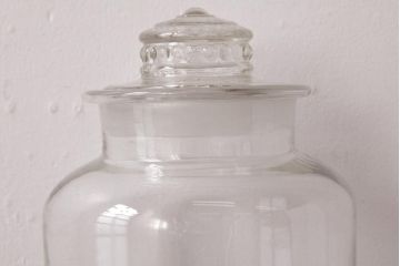 レトロ雑貨　昭和レトロ　蓋のエンボスが印象的な蓋付きガラスビン(ガラス瓶、硝子瓶)(R-036736)