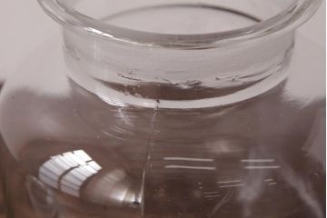 レトロ雑貨　昭和レトロ　蓋のエンボスが印象的な蓋付きガラスビン(ガラス瓶、硝子瓶)(R-036736)