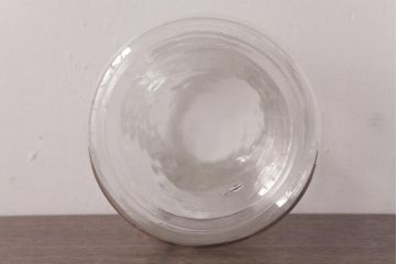 レトロ雑貨　昭和レトロ　蓋のエンボスが印象的な蓋付きガラスビン(ガラス瓶、硝子瓶)(R-036736)