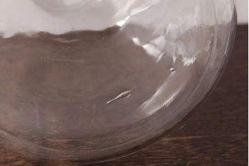 レトロ雑貨　昭和レトロ　蓋のエンボスが印象的な蓋付きガラスビン(ガラス瓶、硝子瓶)(R-036736)