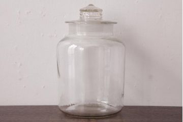 レトロ雑貨　昭和レトロ　蓋のエンボスが印象的な蓋付きガラスビン(ガラス瓶、硝子瓶)(R-036737)