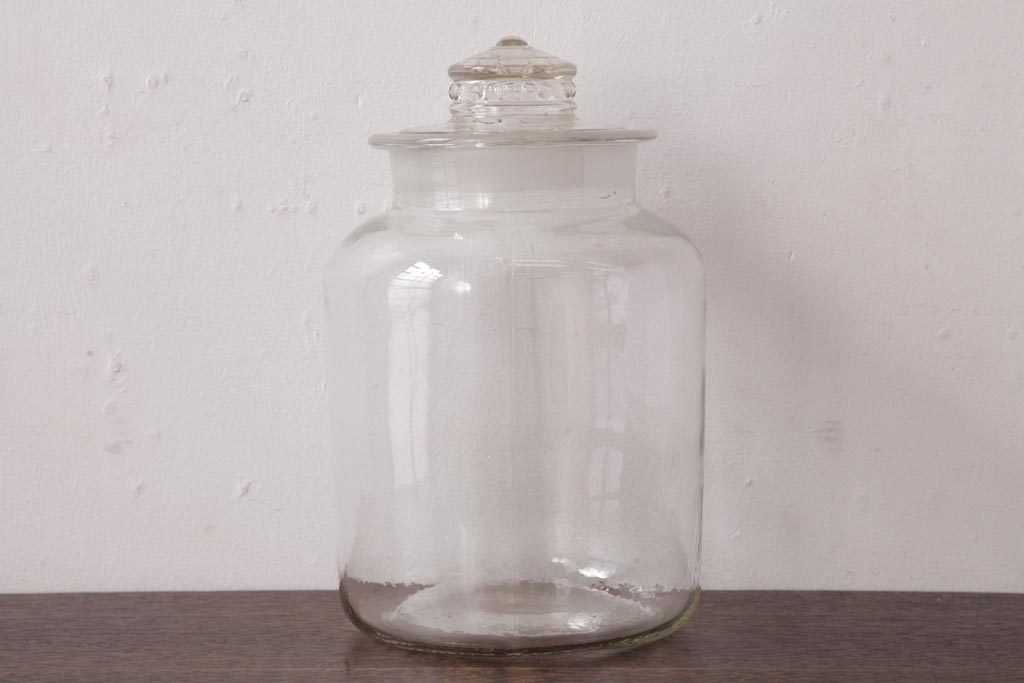 レトロ雑貨　昭和レトロ　蓋のエンボスが印象的な蓋付きガラスビン(ガラス瓶、硝子瓶)(R-036737)