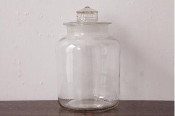 レトロ雑貨　昭和レトロ　蓋のエンボスが印象的な蓋付きガラスビン(ガラス瓶、硝子瓶)(R-036737)