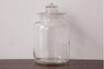 レトロ雑貨　昭和レトロ　蓋のエンボスが印象的な蓋付きガラスビン(ガラス瓶、硝子瓶)(R-036737)