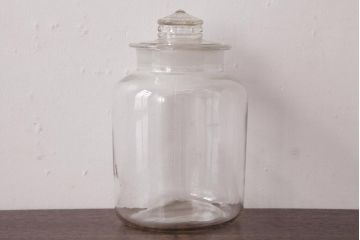 レトロ雑貨　昭和レトロ　蓋のエンボスが印象的な蓋付きガラスビン(ガラス瓶、硝子瓶)(R-036737)