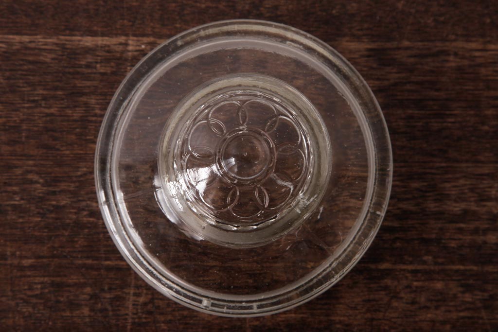 レトロ雑貨　昭和レトロ　蓋のエンボスが印象的な蓋付きガラスビン(ガラス瓶、硝子瓶)(R-036737)