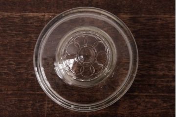 レトロ雑貨　昭和レトロ　蓋のエンボスが印象的な蓋付きガラスビン(ガラス瓶、硝子瓶)(R-036737)