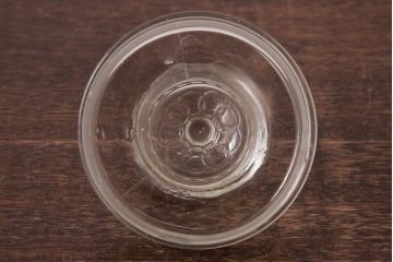 レトロ雑貨　昭和レトロ　蓋のエンボスが印象的な蓋付きガラスビン(ガラス瓶、硝子瓶)(R-036737)