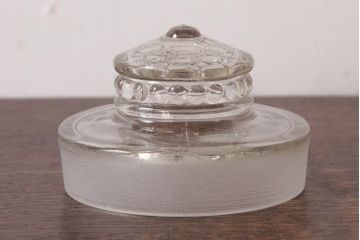 レトロ雑貨　昭和レトロ　蓋のエンボスが印象的な蓋付きガラスビン(ガラス瓶、硝子瓶)(R-036737)