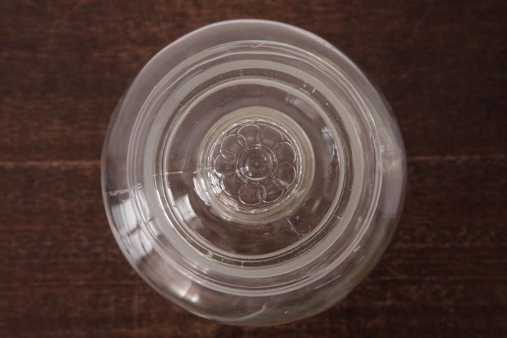 レトロ雑貨　昭和レトロ　蓋のエンボスが印象的な蓋付きガラスビン(ガラス瓶、硝子瓶)(R-036737)