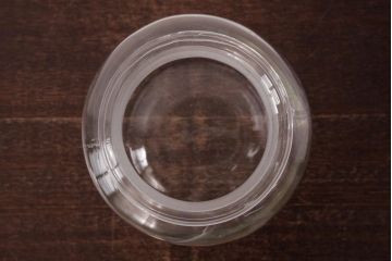 レトロ雑貨　昭和レトロ　蓋のエンボスが印象的な蓋付きガラスビン(ガラス瓶、硝子瓶)(R-036737)